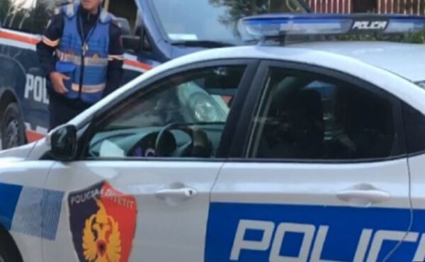 Aksident në Shkodër, 36-vjeçarja përplas me makinë të moshuarin