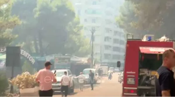 Zjarret dalin jashtë kontrollit në Shëngjin! Rrezikohen resortet, banorët evakuohen