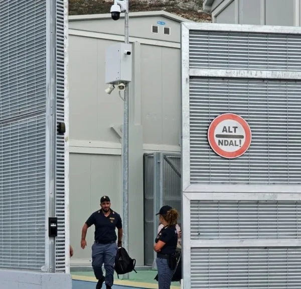 Italia dërgon grupin e parë të migrantëve drejt Shqipërisë