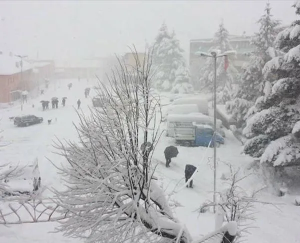 Moti i keq në Shqipëri, pezullohet mësimi në dhjetëra shkolla