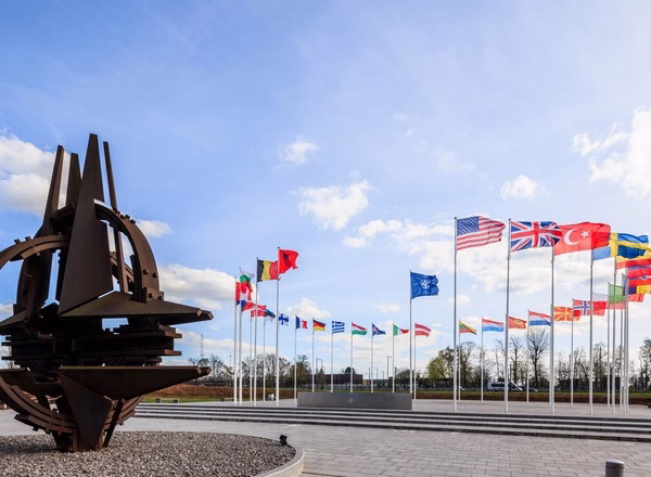 NATO paralajmëron Rusinë: Të ndalen shkeljet e hapësirave ajrore