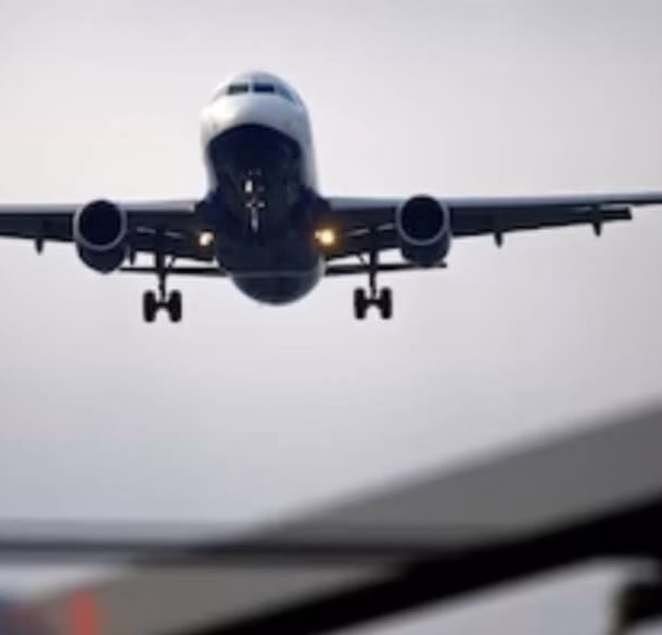 I fshehur në rrotat e avionit, udhëtimi tronditës i 13-vjeçarit&hellip;