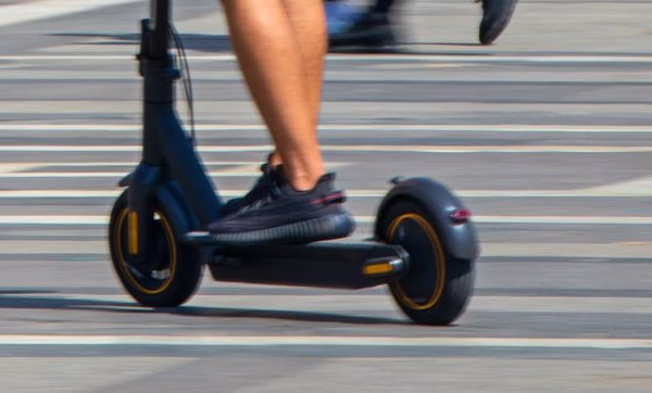 Ndalohen skuterat elektrikë dhe monopatina