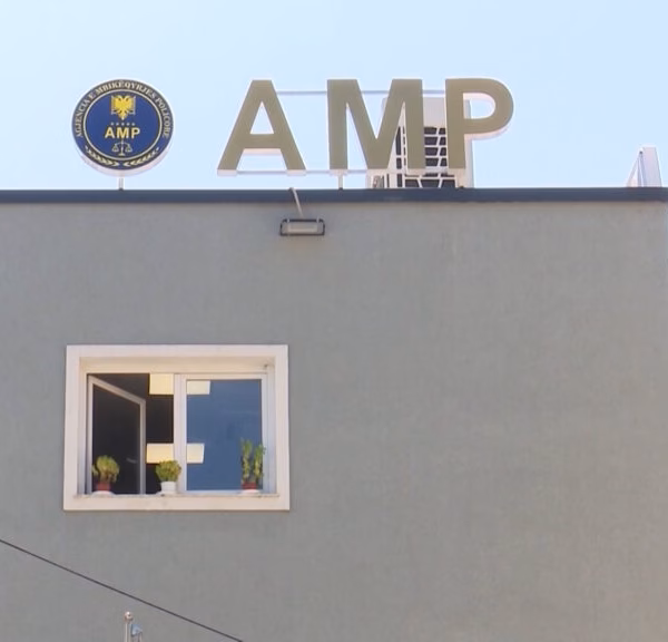 Përplasi automjetin ku udhëtonte nëna me fëmijët e mitur, arrestohet&hellip;