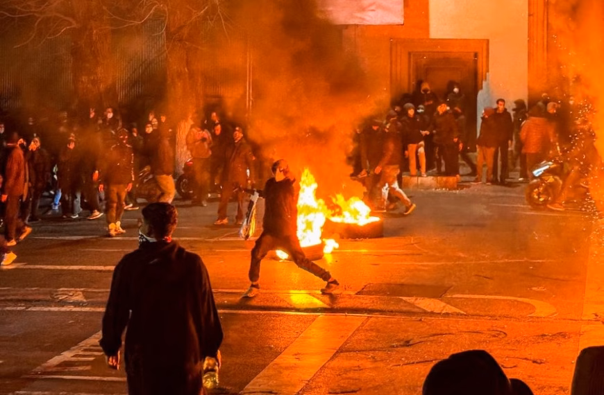 Qindra protestues të vrarë në Iran, Trump shqyrton&hellip;