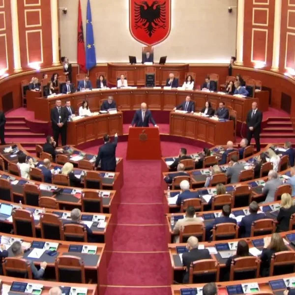 Opozita me pankarta në sallë, jashtë protestë, mazhoranca pritet të&hellip;
