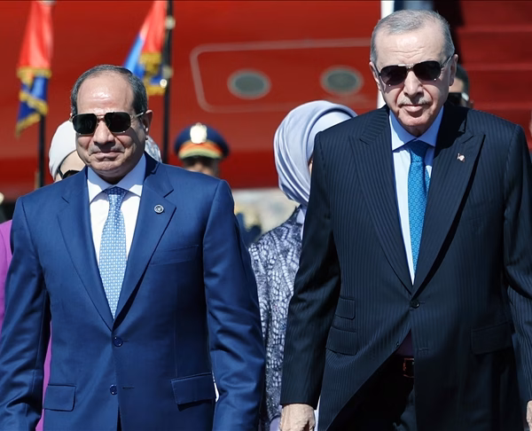 Presidenti Erdogan mbërrin për vizitë në Egjipt, pritet nga homologu&hellip;