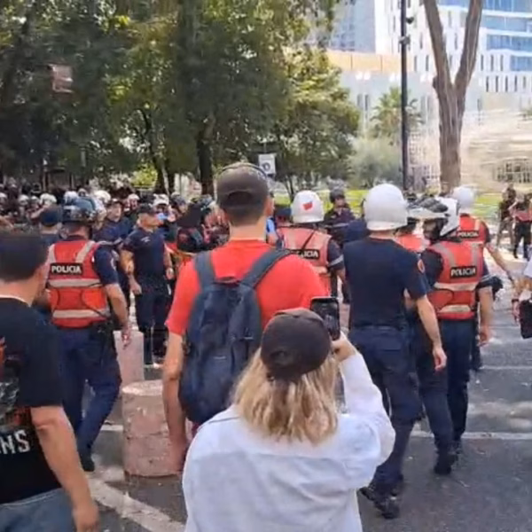 Tensionohet protesta para Kuvendit, protestuesit hedhin&hellip;