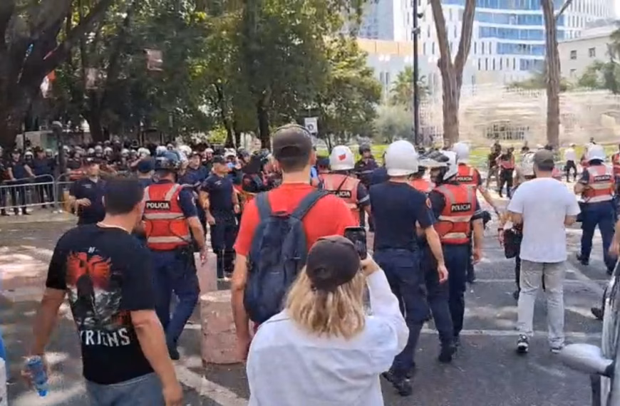 Tensionohet protesta para Kuvendit, protestuesit hedhin&hellip;