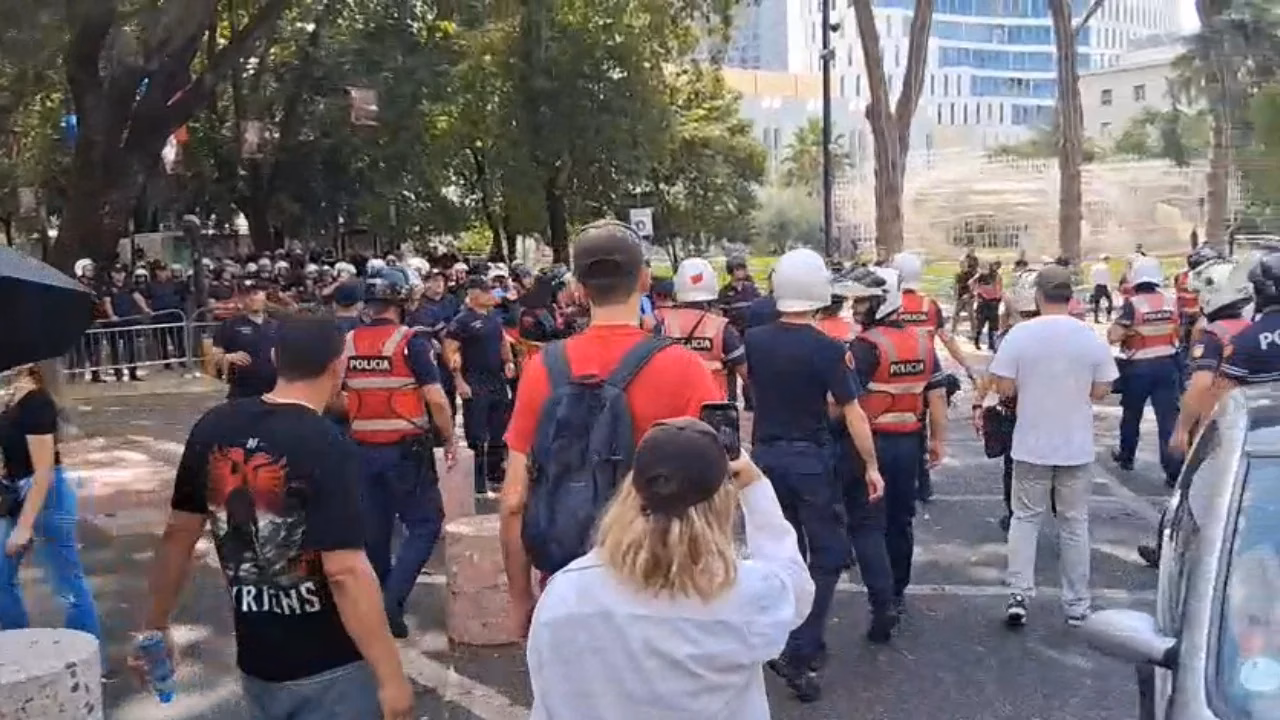 Tensionohet protesta para Kuvendit, protestuesit hedhin vezë drejt efektivëve. Policia përgjigjet me&hellip;